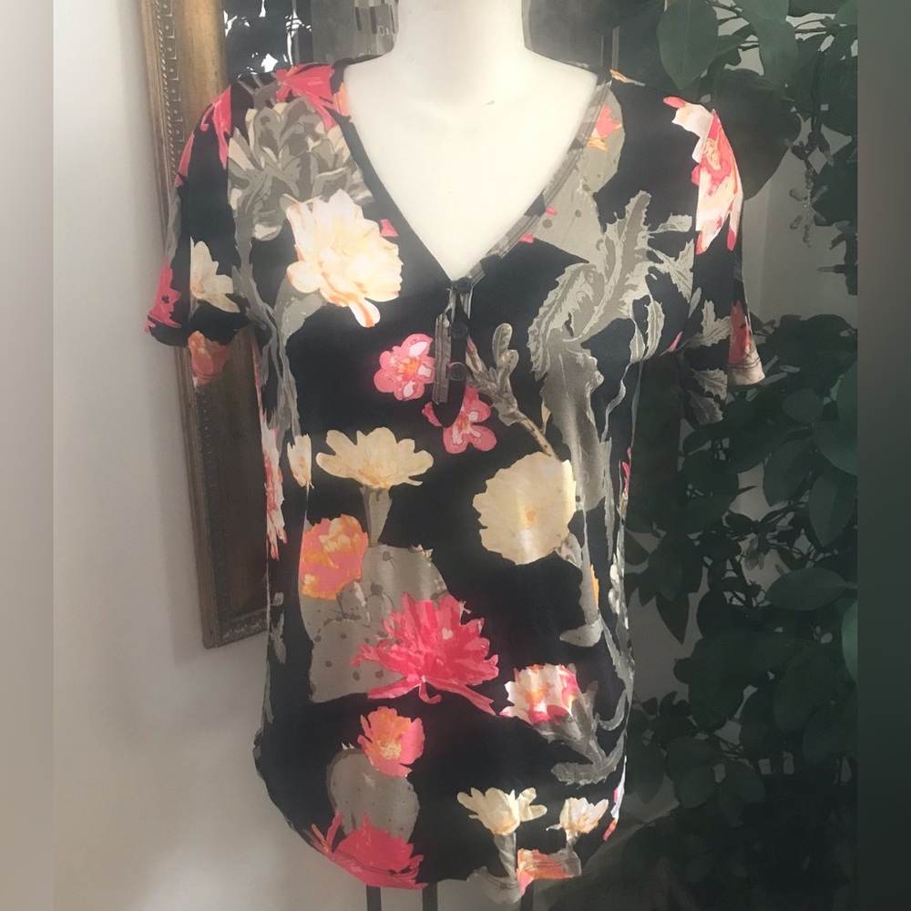 Lord & Taylor Floral V-Neck Tee - Size Medium